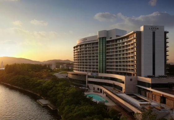 매각 대상에는 경주, 울산, 목포에 위치한 3~5성급 호텔 자산 일체가 포함됐으며, 부동산 가치가 높은 관광지 중심 입지에 위치해 있어 잠재적 가치가 높은 것으로 평가됐다. 이 외에도, 현대로보틱스 지분 매각과 하이투자증권 금융 계열사 정리 등 연쇄적인 자산 유동화 작업을 병행하고 있었다. 호텔현대 매각은 이 중에서도 비핵심 자산 매각으로 실질 유동성을 확보한 대표적 거래로...[본문 중에서]