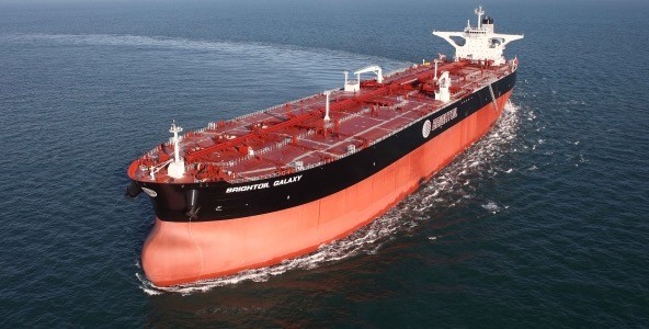 조선 빅3 가운데 한화오션은 이미 미국 필리조선소를 보유하고 있으며, 현재 연간 1~1.5척 수준인 생산능력을 2030년까지 10척 체제로 끌어올릴 계획이다. 이 과정에서 신규 건조뿐 아니라 해양플랜트, 특수선 등 고부가 선종으로 포트폴리오를 확장하고 있다. HD현대는 미국 조선그룹 ECO와 손잡고 2028년까지 공동 건조 프로젝트를 진행 중이며, 설계·기술·품질관리 전반을...본문 중에서